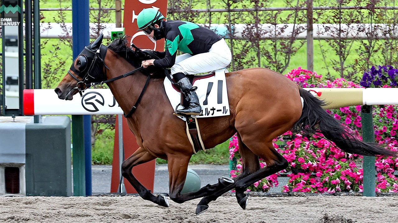 ジュルナールが先頭でゴールを駆け抜けている画像